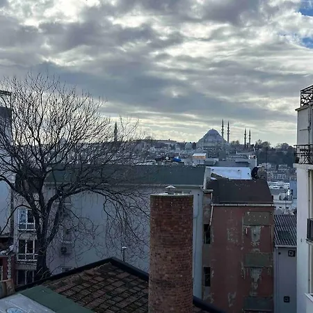 2br, 2ba, 2nd Floor Of Historical Building, Galata Apartmán
